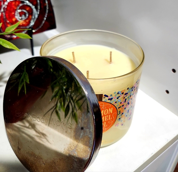 Cinnamon Caramel Swirl  3 Wick Candle by Bath and Body Works RARE DISCONTINUED - Picture 2 of 3